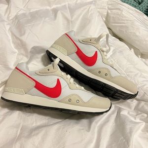 Women’s Nike Venture Runner -Size 8